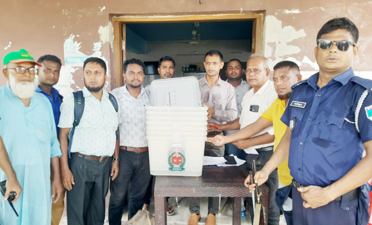 কাল ভোট, কেন্দ্রে যাচ্ছে ব্যালট পেপারসহ অন্যান্য সরঞ্জামাদী 