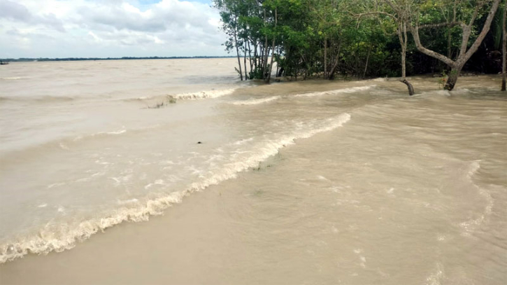 লঘুচাপ ও পূর্নিমার প্রভাবে সুন্দরবনে পানি বেড়েছে ৩/৪ফুট 