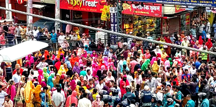 শেওড়াপাড়ায় পোশাক শ্রমিকদের সড়ক অবরোধ, তীব্র যানজট