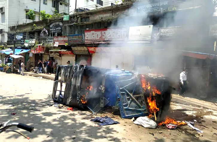 সিএমএম আদালতের প্রধান ফটক ভাঙার চেষ্টা, পুলিশের গাড়িতে আগুন