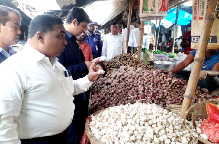 চুয়াডাঙ্গার আলমডাঙ্গায় পেঁয়াজের আড়ৎদারসহ ৪ জনকে জরিমানা