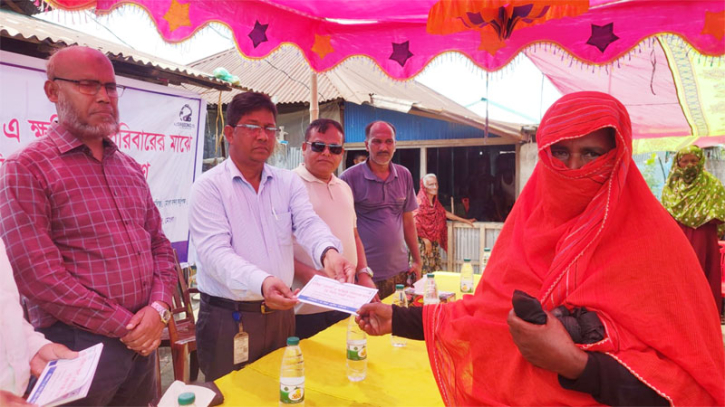  রোমেলে ক্ষতিগ্রস্ত পরিবারকে গৃহ নির্মাণ সামগ্রী দিলো এ জেড ড্রেজিং কোম্পানি 