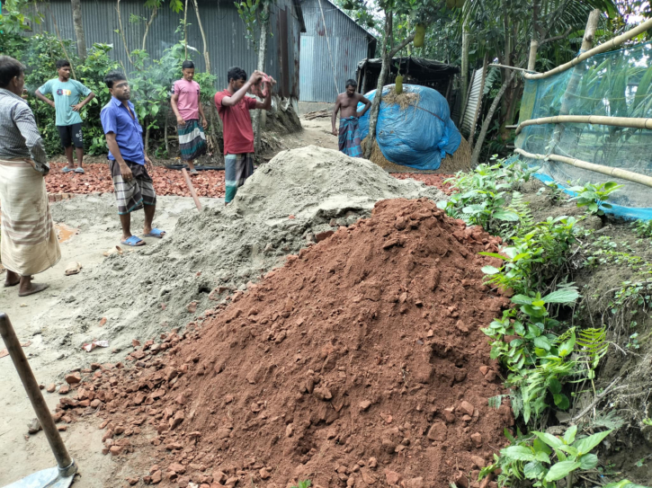 কালিহাতীতে নিম্নমানের সামগ্রী দিয়ে রাস্তা নির্মাণের অভিযোগ