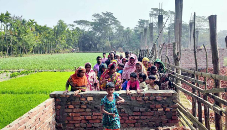 শরণখোলায় রাস্তার মাঝখানে দেয়াল নির্মাণ, অবরুদ্ধ ১৩ পরিবার